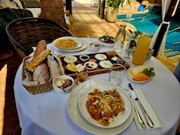 Petit déjeuner à base de produits faits maison au bord de la piscine