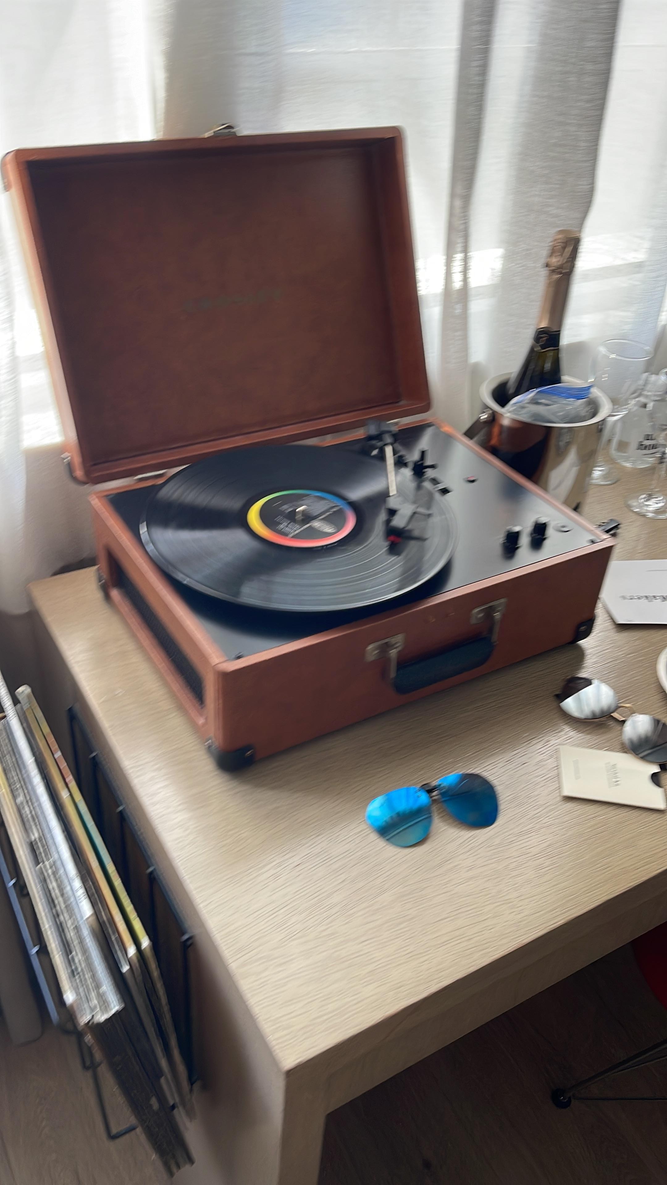 O hotel tem tema musical. No quarto tem vitrola e vinis para dar um clima! Amei!