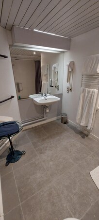 Salle de bain commune avec les toilettes