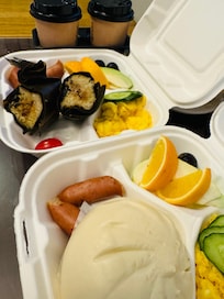 早餐豐盛,主餐有「小米粽」、「竹筍肉包」可選… 營養活力滿滿喲!