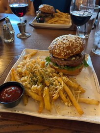 Burger au bĆuf Waygu et frites Ă l ail frais
Délicieux