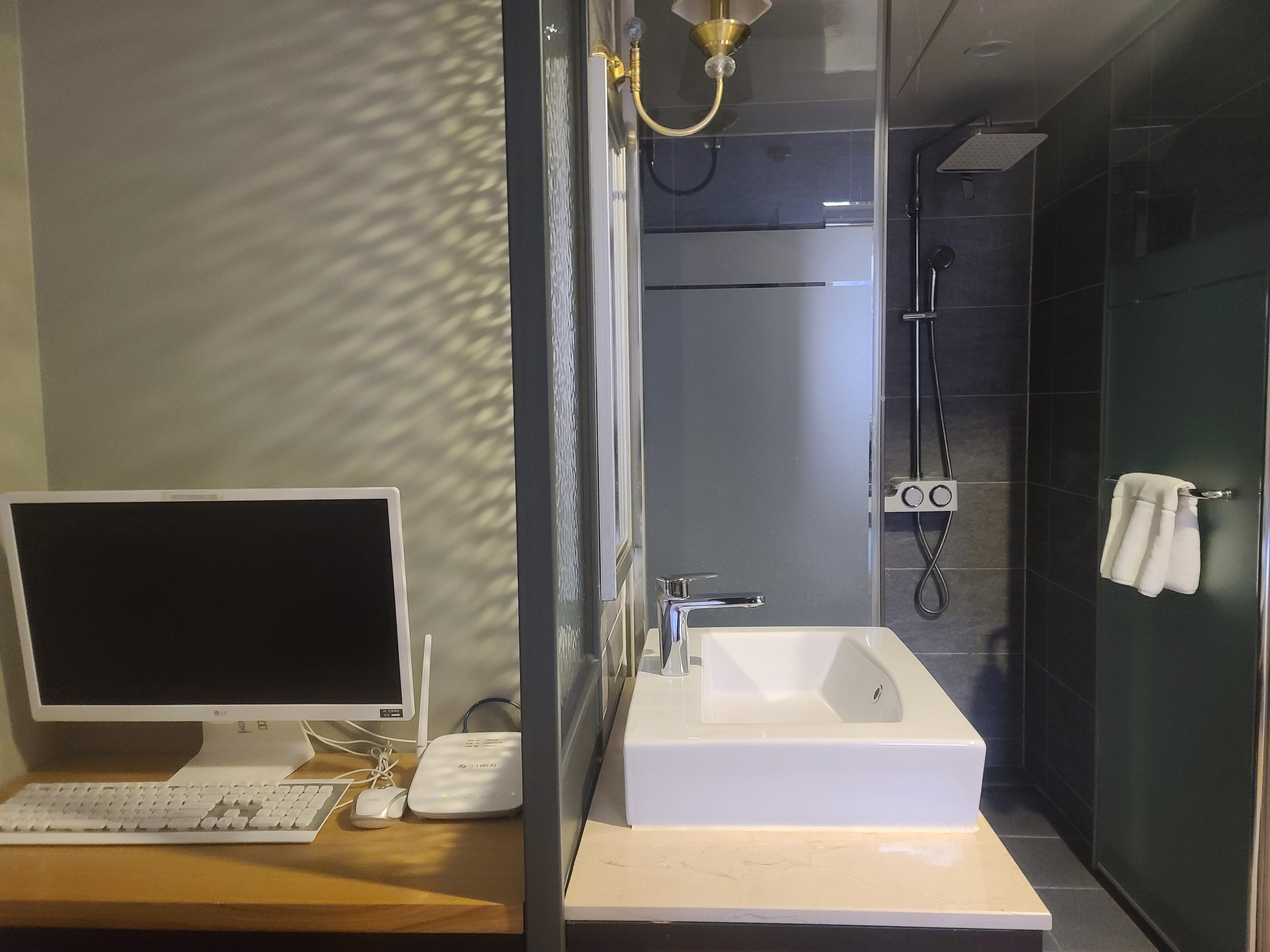 욕실이 넓고 수건 구비도 잘 되었었습니다. 세면대가 밖에 있는것도 사용하기 편리하네요
