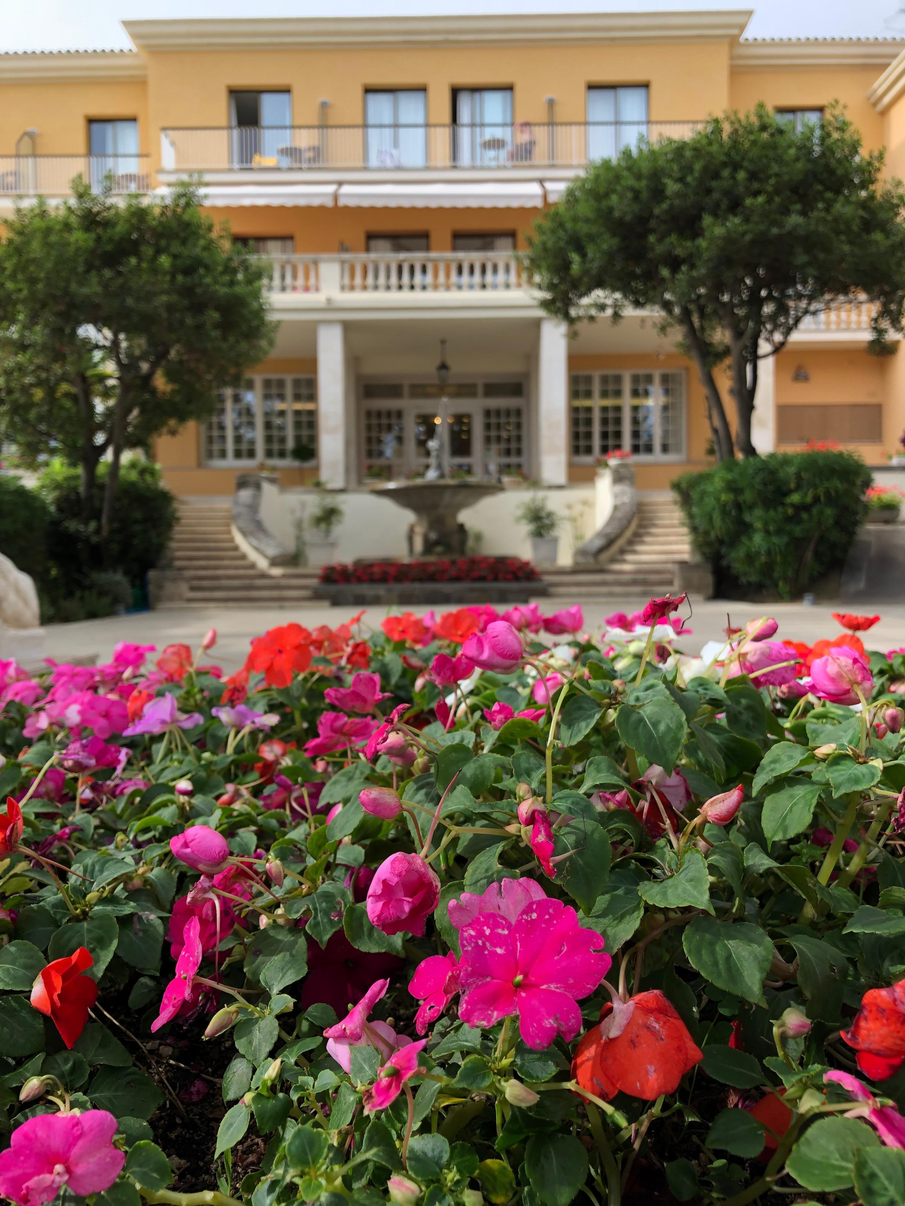 エントランスは、落ち着いたヨーロッパを演出