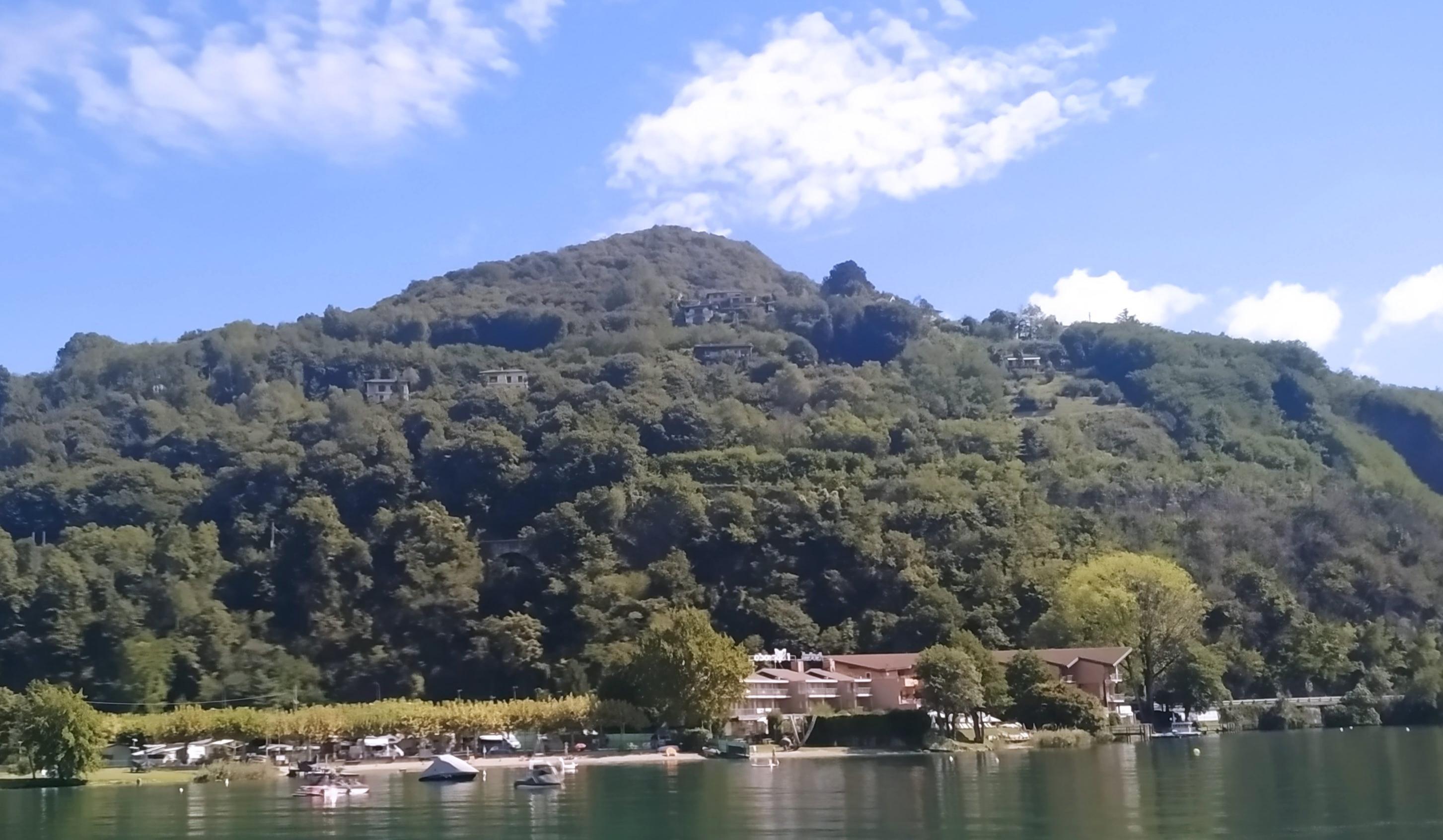 L'hôtel vu du bateau au retour d'Omagna