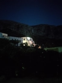Vue de l'hôtel de la rue le soir