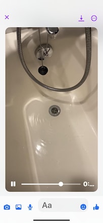 水是從旁邊的洗手台冒出來的