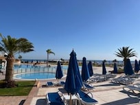Grande piscine proche de la mer et chauffée en mars