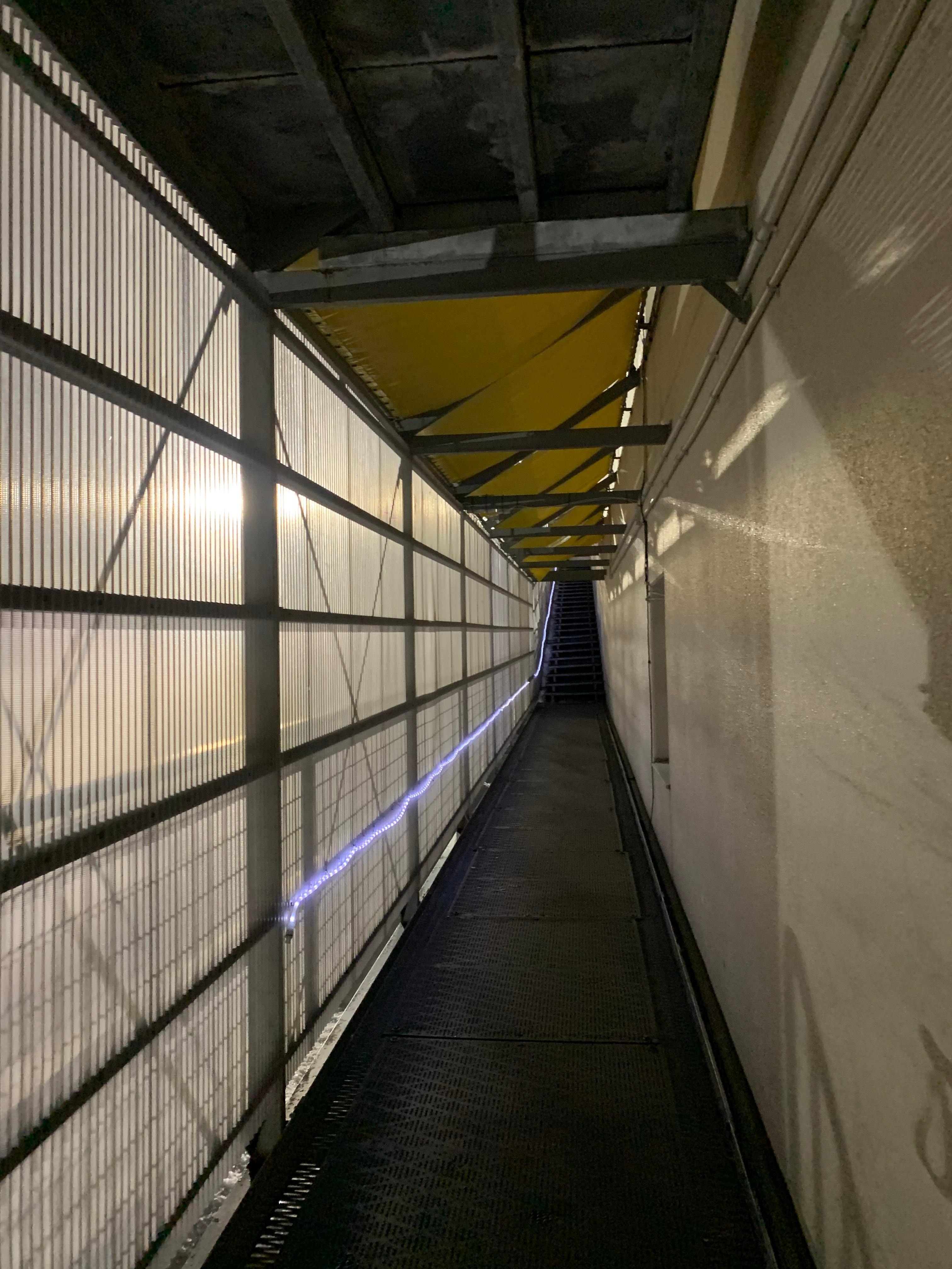 攞住重重的滑雪用具行這條長廊真係有點辛苦