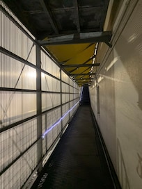 攞住重重的滑雪用具行這條長廊真係有點辛苦