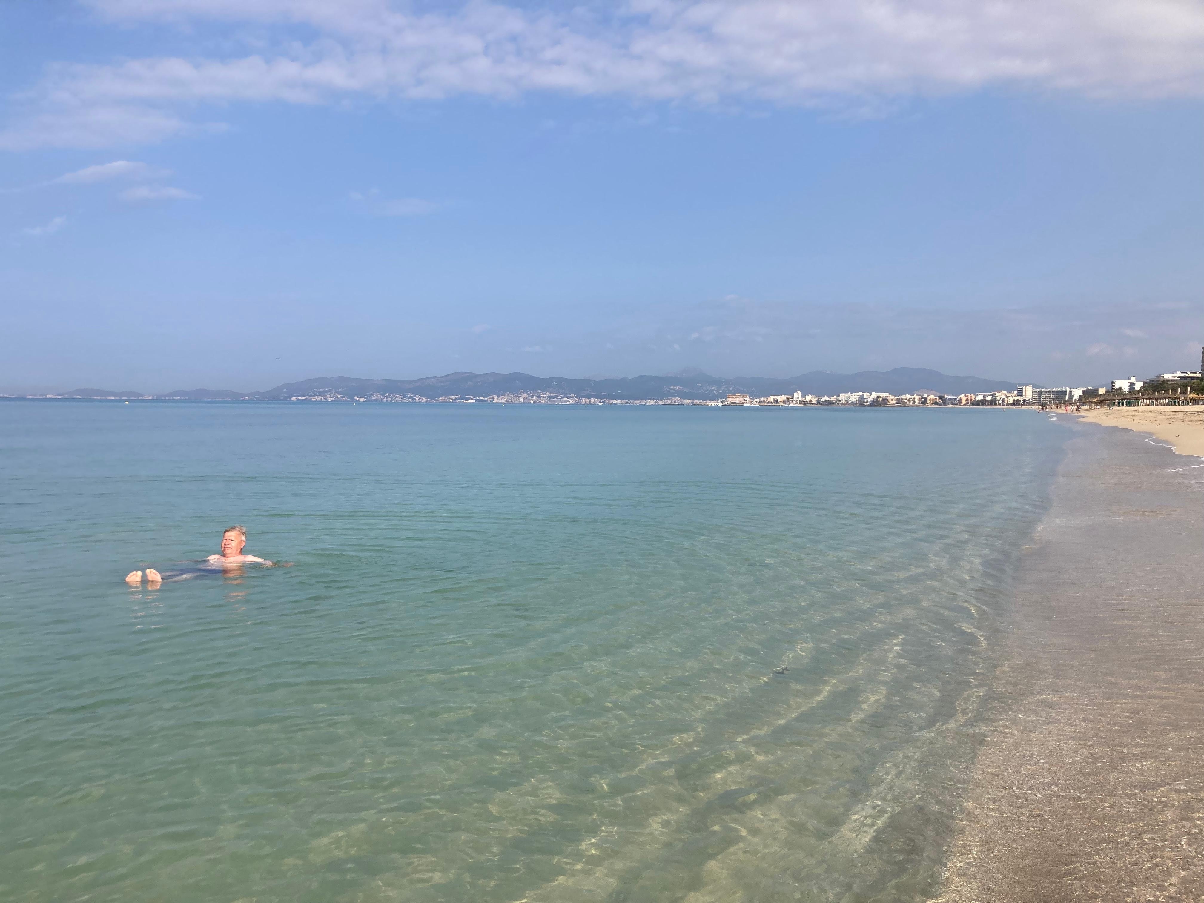 «Folketomt» morgenbad ved den milelange stranden et par minutter fra hotellet.