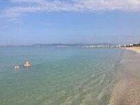 «Folketomt» morgenbad ved den milelange stranden et par minutter fra hotellet.