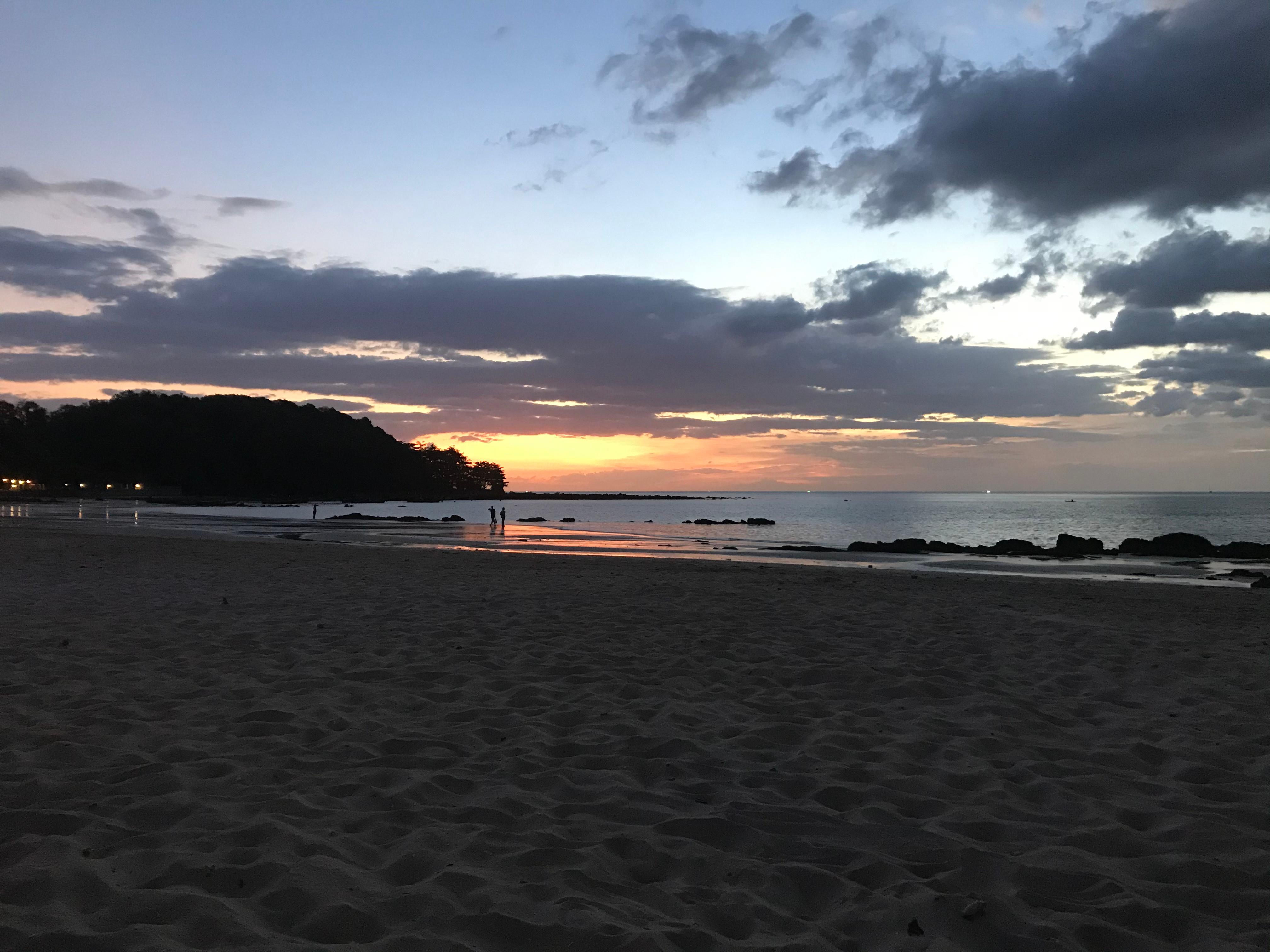 Stranden i solnedgång