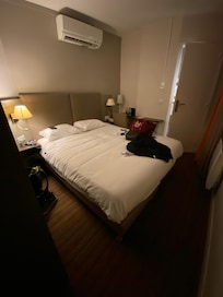 Chambre mignonne mais un peu trop petite pour deux personnes ont se cogner,
moi dans la chaise à côté du lit