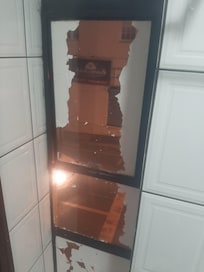 Em frente ao sanitário e também era visível o box
