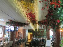 Rikligt dekorerat överallt på entréplan.