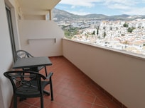Terraza enorme y con vistas espectaculares a la montaña y al mar