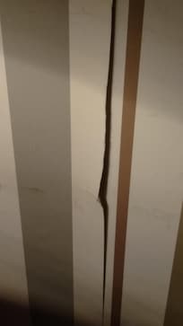 Papel de parede sujo ,descolado.