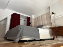 Lit queen size avec literie ferme