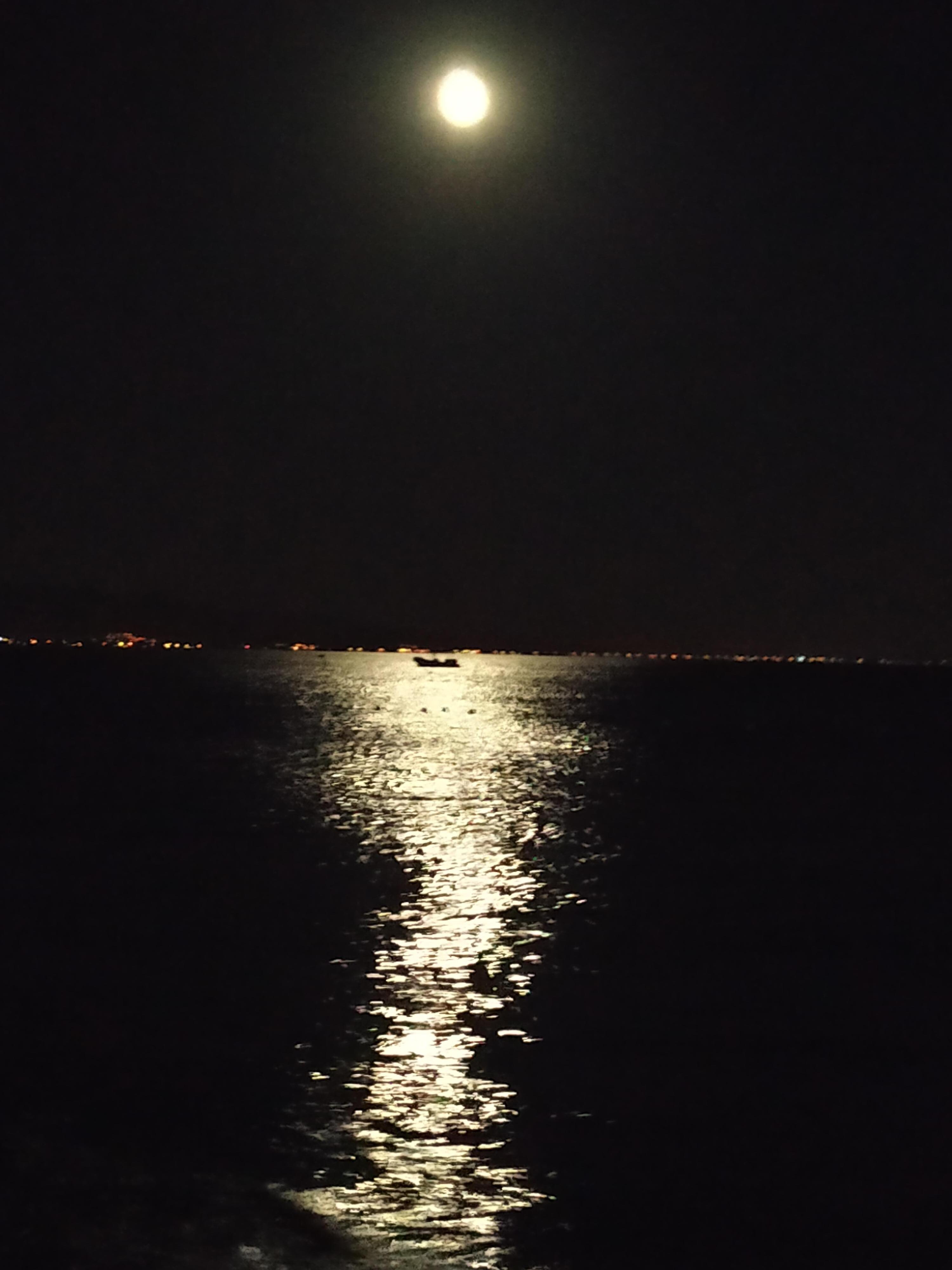 Akşam otel önü sahil