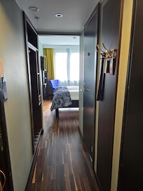 Vista da entrada do quarto, com a porta do banheiro à direita.