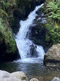 Vandfaldet lige bag ved hotellet