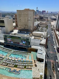 Blick aus dem 28. Stock auf die Poolanlage und Richtung LV Strip
