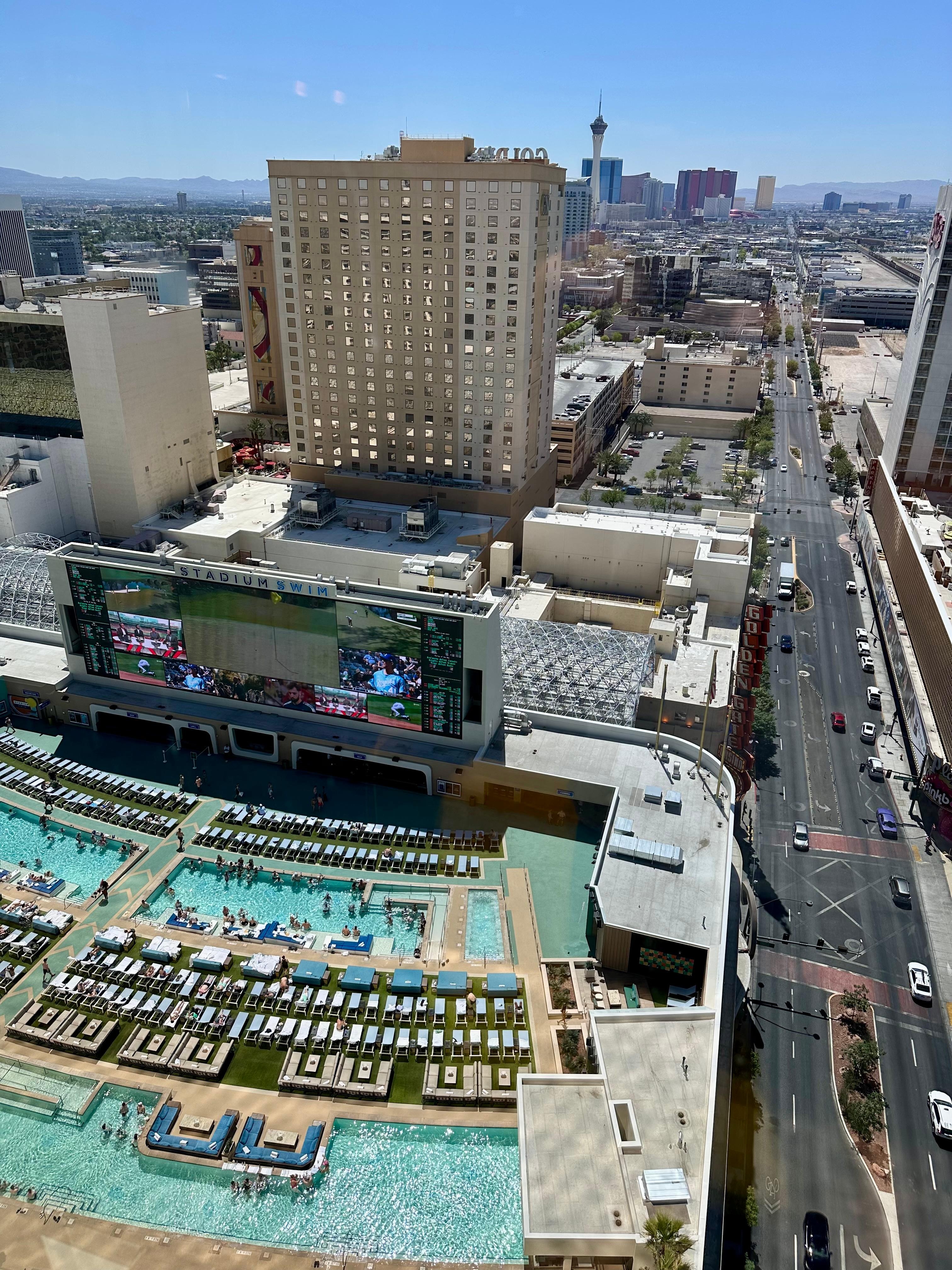 Blick aus dem 28. Stock auf die Poolanlage und Richtung LV Strip