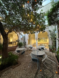 Patio andaluz con naranjo.
