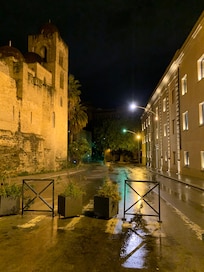 L’hotel fronte a chiesa di San Cafasso