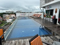 屋上にはプール、ジム、バーがあり、ワンドリンクサービスもある。