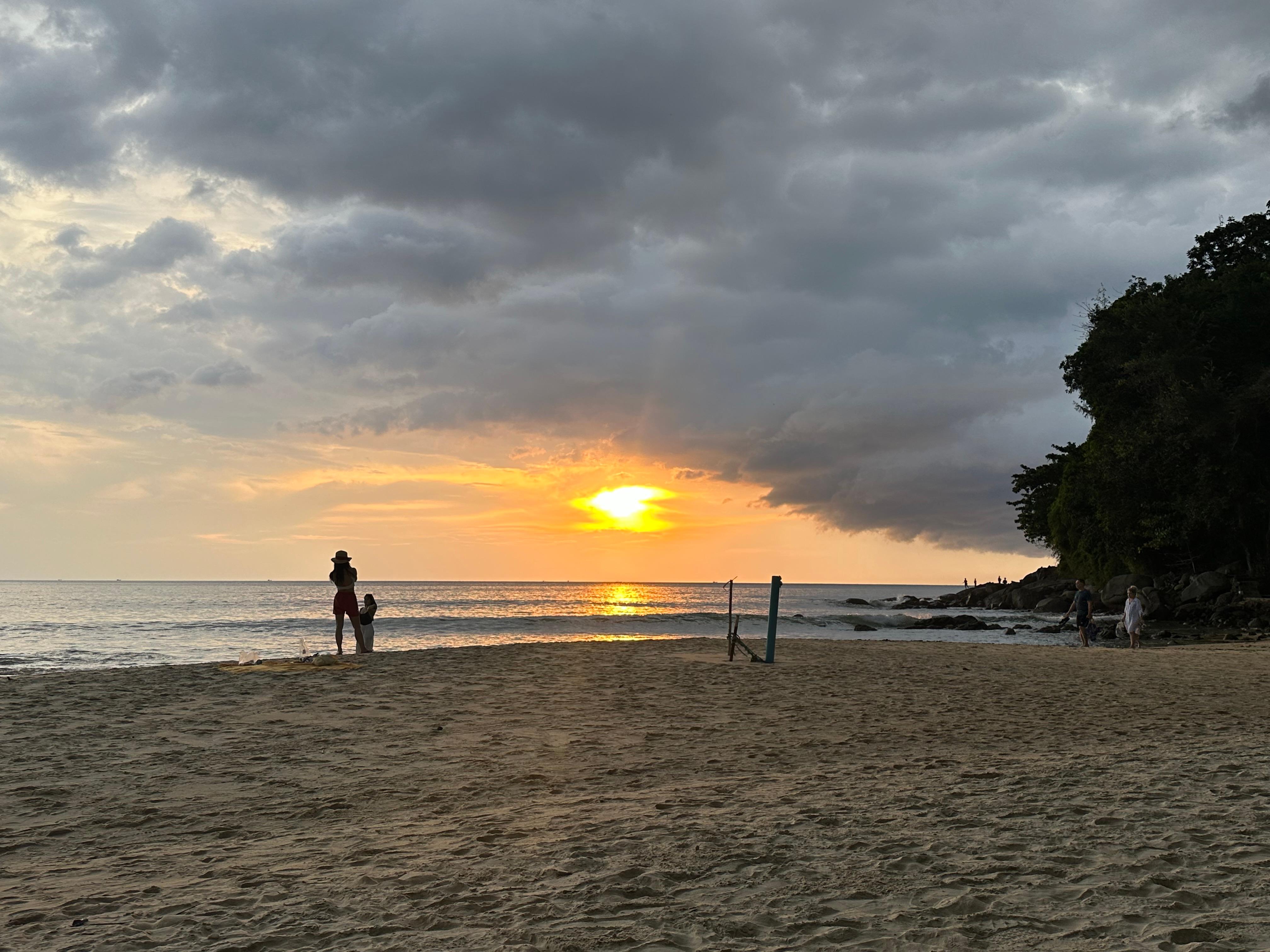 Nere på stranden nedanför hotellet