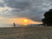 Nere på stranden nedanför hotellet