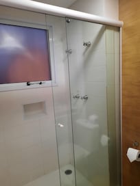 Espaço muito bom. Ducha como gosto.