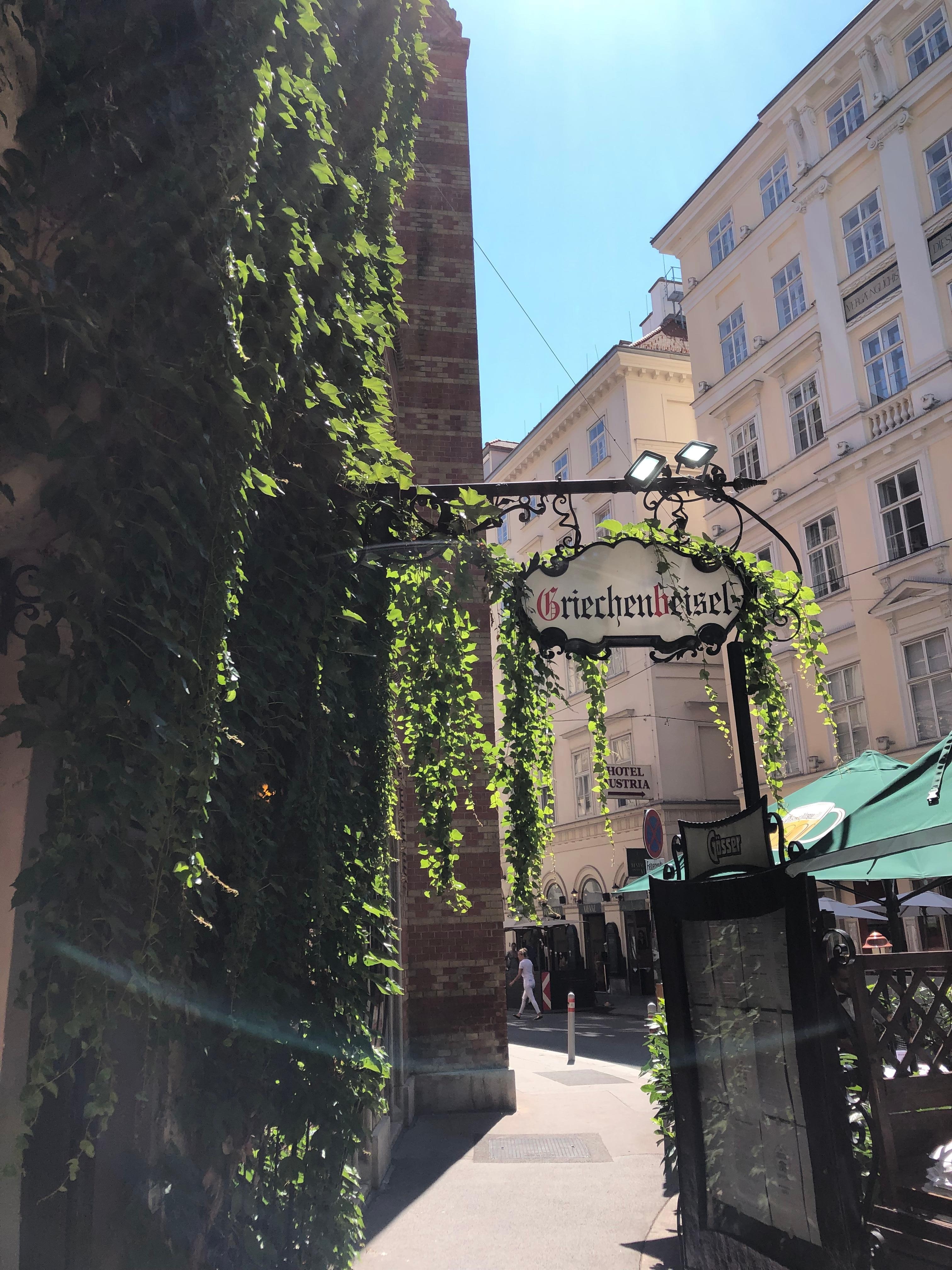 ホテル近くの老舗レストラン