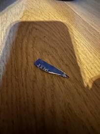 del af brugt kondompakke ved siden af sengen, lidt utroligt den var overset