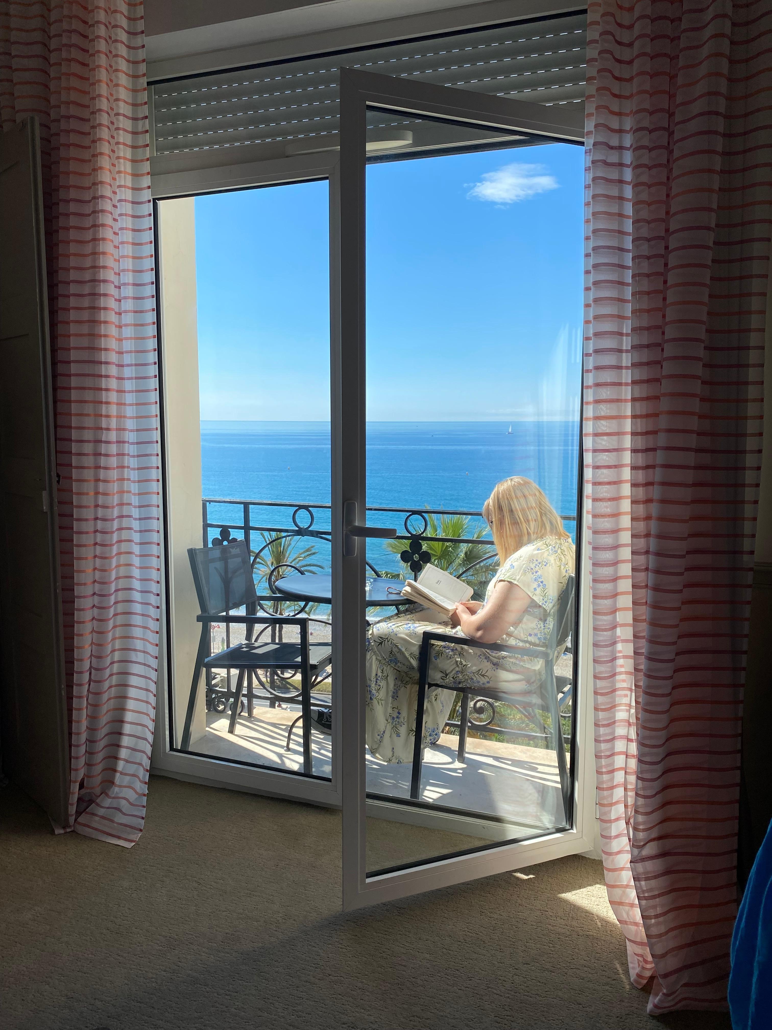 Liten balkong med utsikt over havet