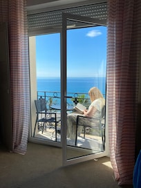 Liten balkong med utsikt over havet