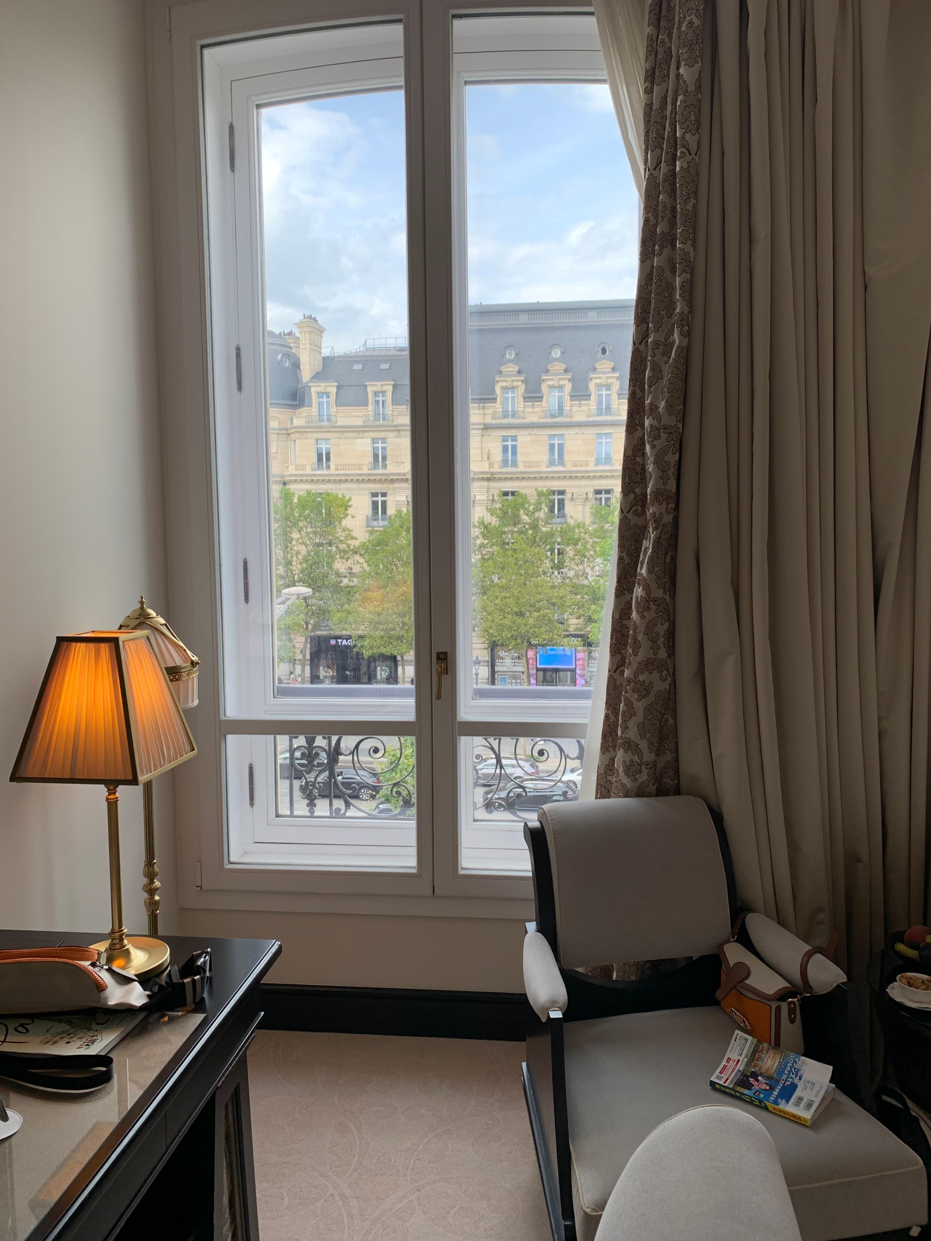 窓から見たシャンデリゼ