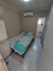 Quarto pequeno, sem guarda roupa