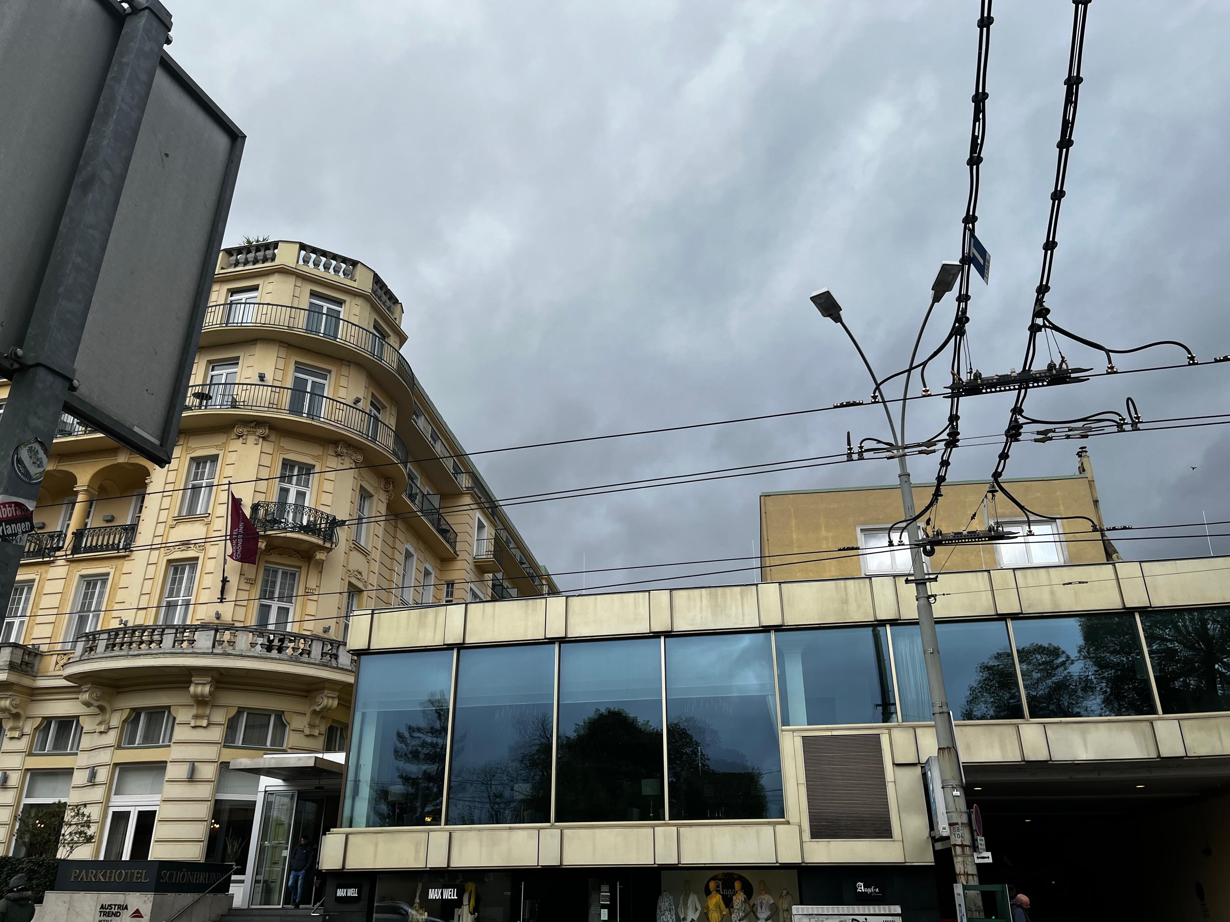 Vasemmalla hotelli ja lasiseinän yläpuolella näkyy Classic-huoneen ikkunat. 