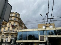 Vasemmalla hotelli ja lasiseinän yläpuolella näkyy Classic-huoneen ikkunat.