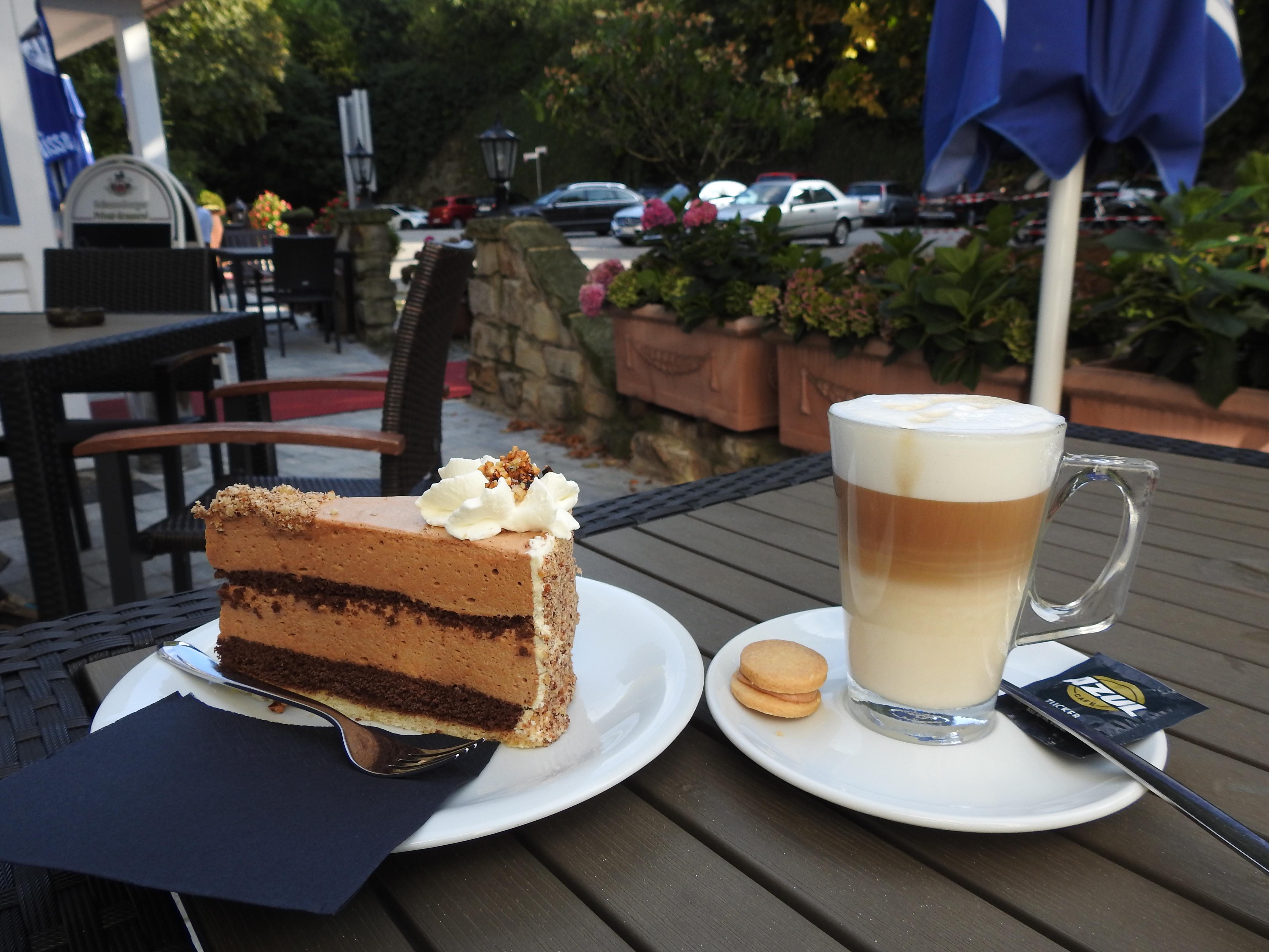 Begrüßungs-Latte Macchiato und Moccatorte