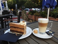 BegrĂŒĂungs-Latte Macchiato und Moccatorte