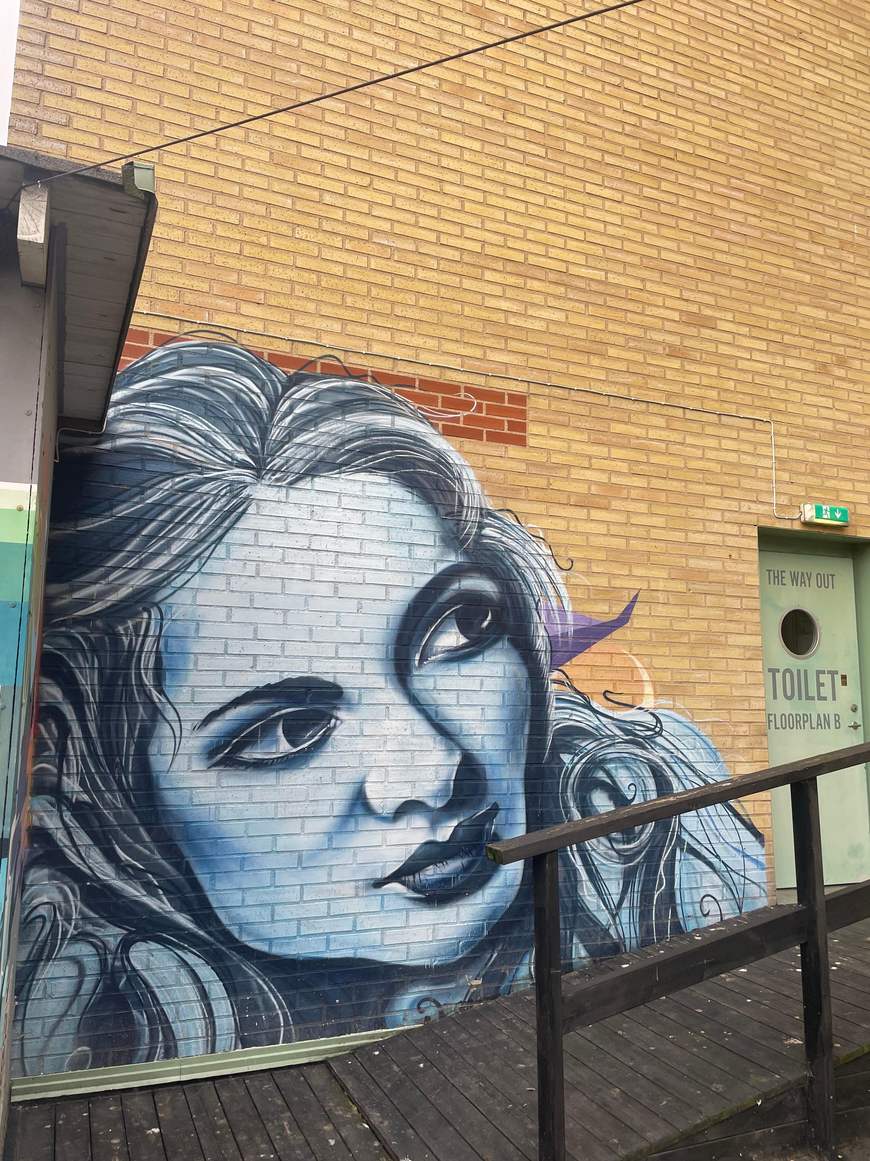 Cool graffittivägg fyy ett ån takterrassen. 