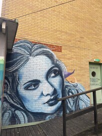 Cool graffittivägg fyy ett ån takterrassen.