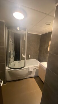 Salle de bain propre et spacieuse