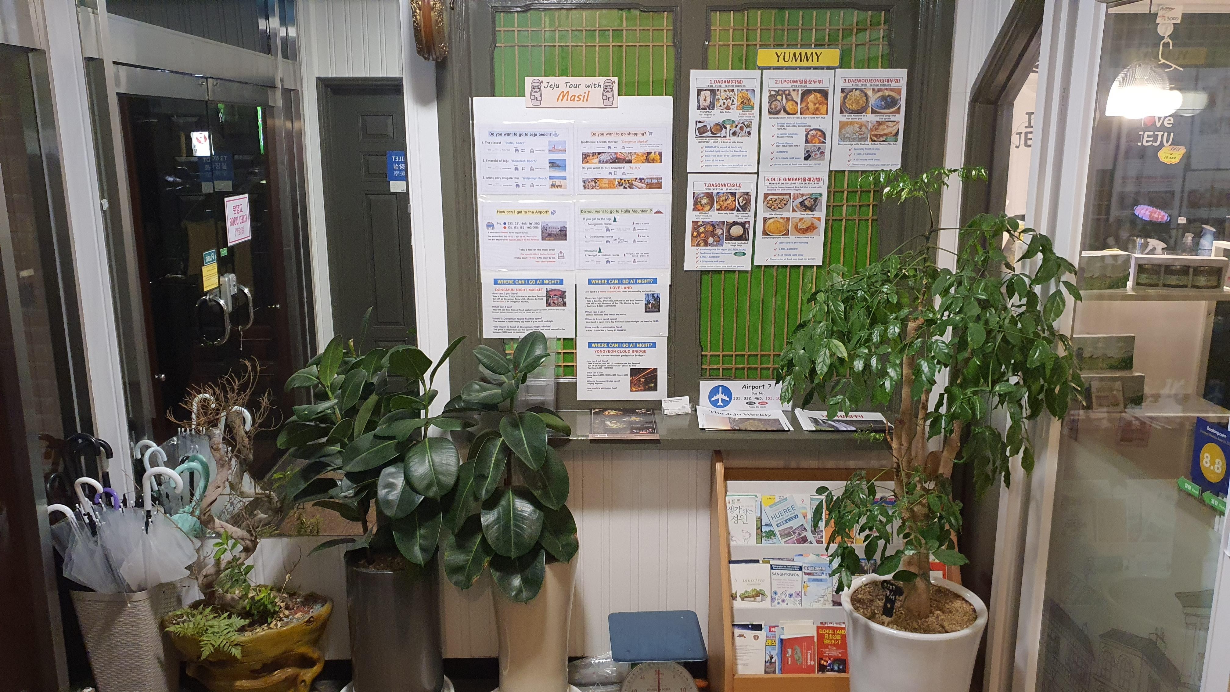 게스트하우스 입구입니다. 외국인들에게도 친절하게 주변 맛집과 교통편을 안내하고 있네요.