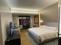 Vue d'ensemble de la chambre Executive sur mer le soir