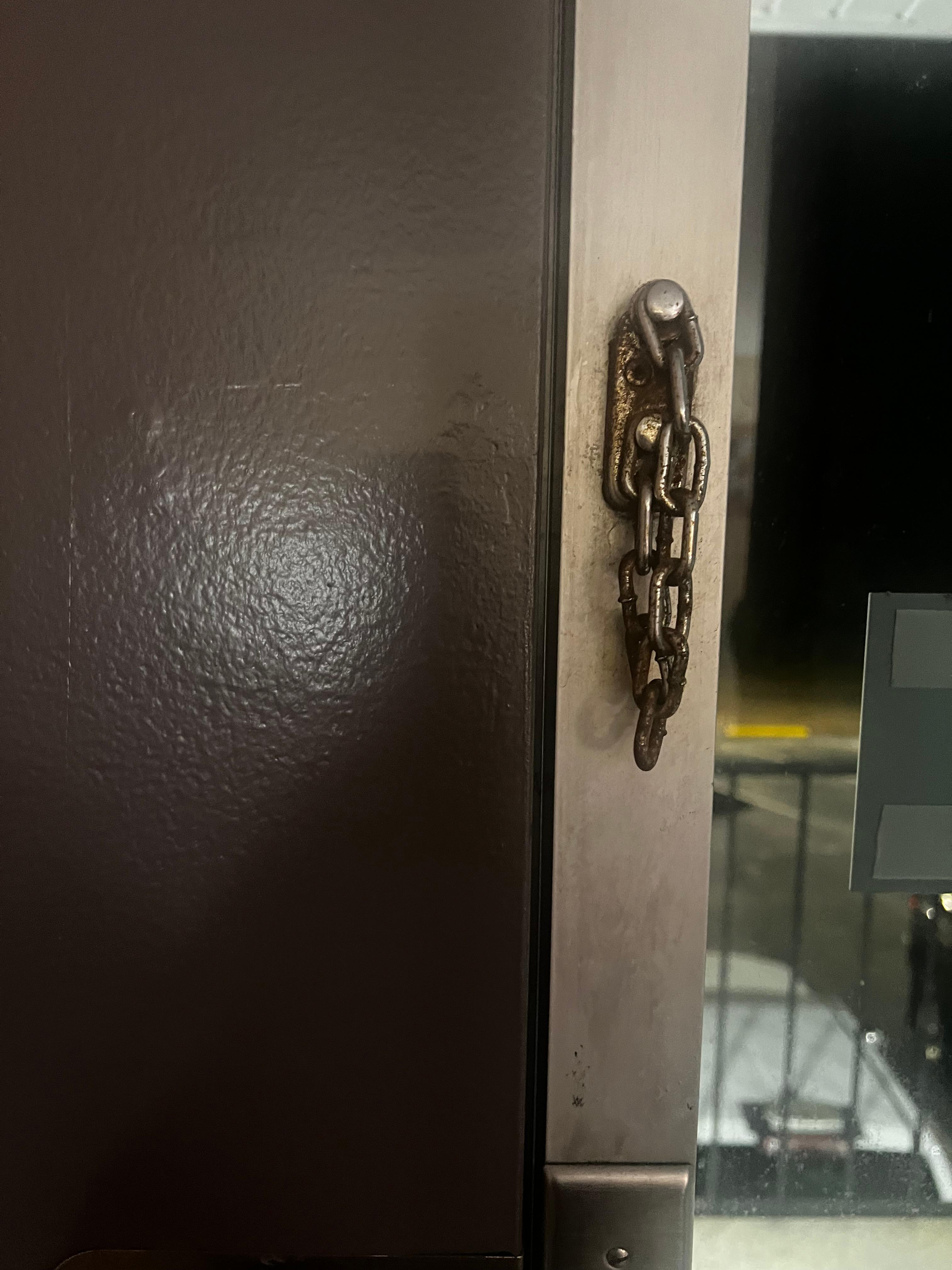 A safety chain with no way to attach it to door