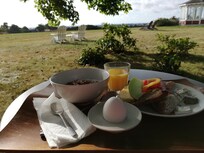 Fanns många grupper med bord och stolar utspridda, lugn och ro!